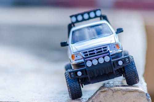 地面上的银色福特玩具车 · 免费素材图片