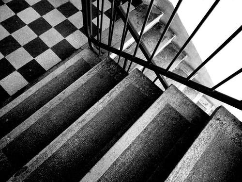 楼梯的灰度照片 · 免费素材图片