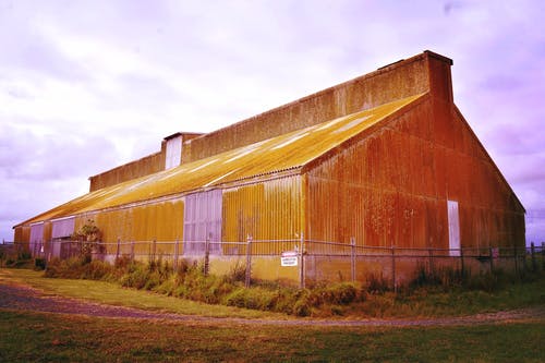棕色木制谷仓的房子 · 免费素材图片