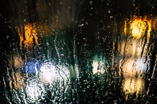 夜间玻璃窗与水滴的选择性摄影 · 免费素材图片