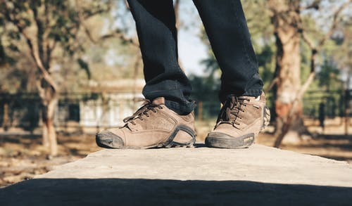 穿棕色远足鞋的人的选择性聚焦摄影 · 免费素材图片