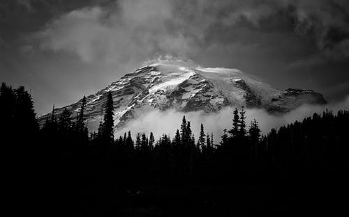 积雪覆盖的一座山的灰度照片 · 免费素材图片