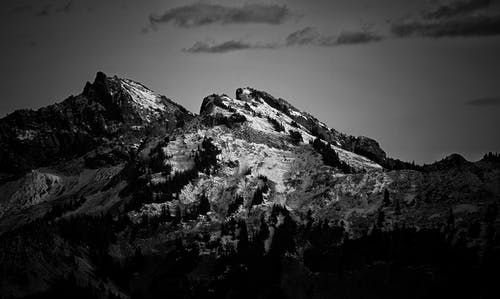 山的灰度摄影 · 免费素材图片