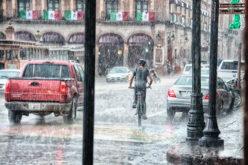 下雨天骑自行车的人 · 免费素材图片