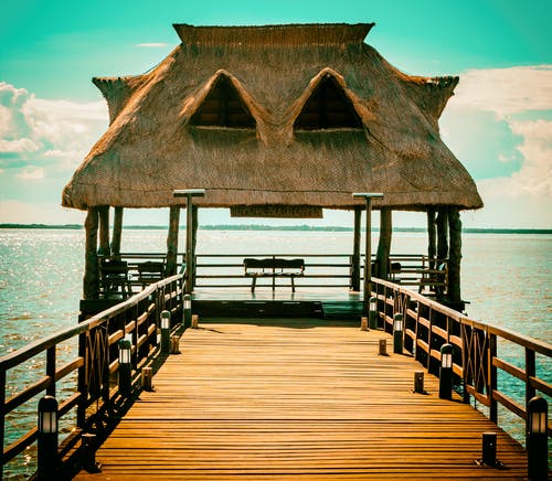 码头上的棕色木屋 · 免费素材图片