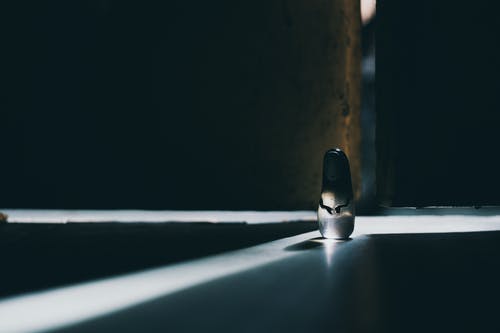 白色，黑色和绿色千与千寻无面玻璃公仔 · 免费素材图片