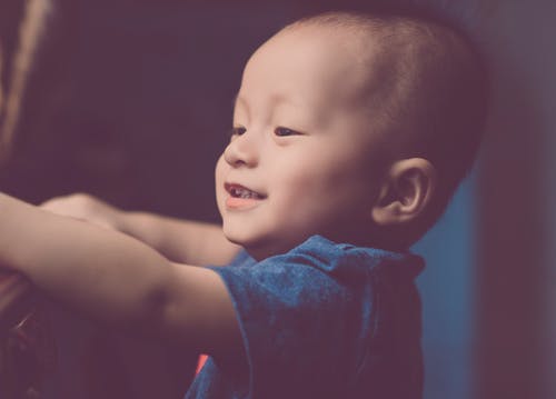 一个微笑的婴儿的特写摄影 · 免费素材图片