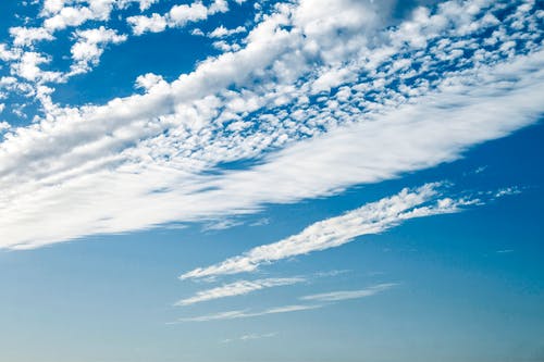 蓝蓝的天空上的云 · 免费素材图片