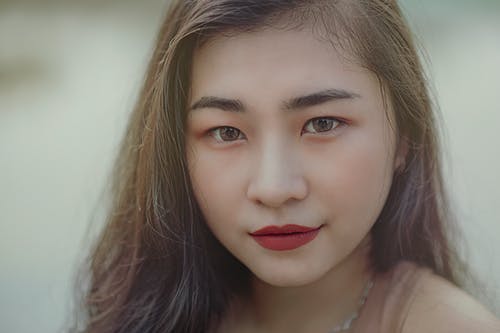 女人戴着红色口红的特写摄影 · 免费素材图片