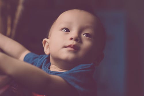 婴儿抬头的特写摄影 · 免费素材图片