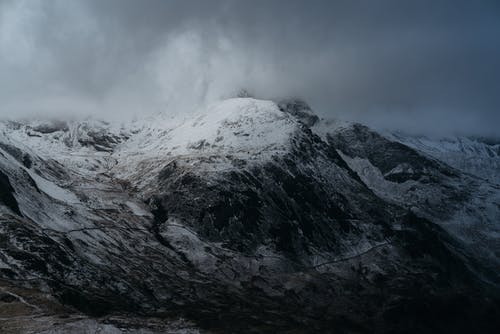 多云的天空下的雪锥山 · 免费素材图片
