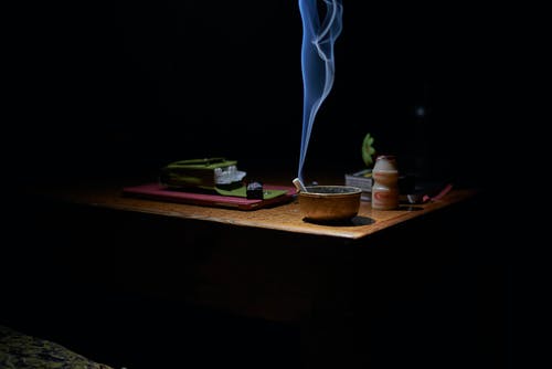 棕色烟灰缸与香烟铸烟在桌子上 · 免费素材图片