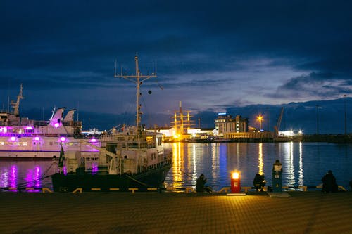 白船在夜间码头附近 · 免费素材图片