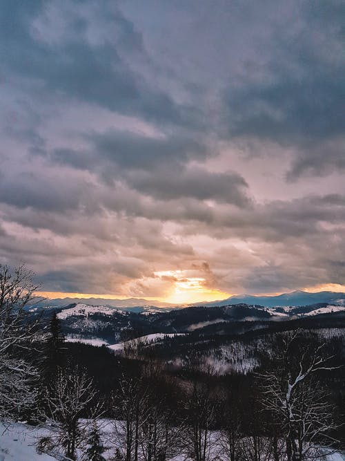 日出时的积雪山的照片 · 免费素材图片