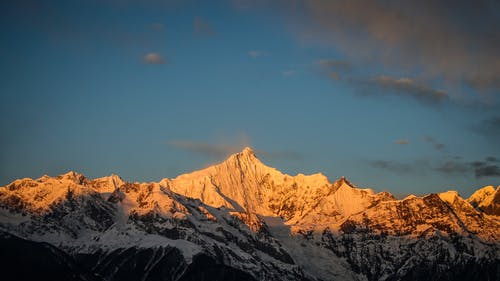 黄金时段的雪山 · 免费素材图片