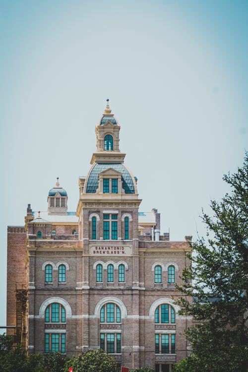 白色和蓝色的天空下的棕色，白色和蓝色混凝土建筑 · 免费素材图片