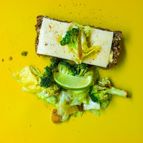 绿色的西兰花，白奶酪和绿色的白菜在黄色表面上的照片 · 免费素材图片