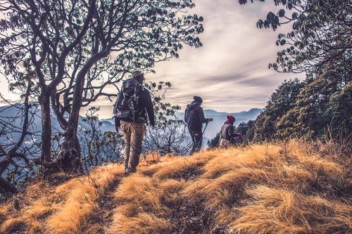 三人在高山上徒步旅行 · 免费素材图片