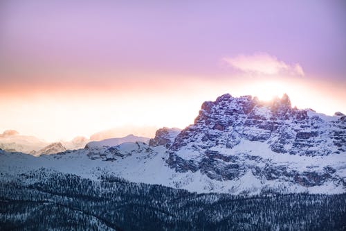 橙色的天空下的雪山覆盖 · 免费素材图片