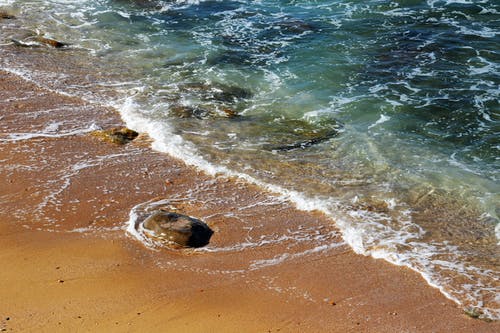 海浪的延时照片 · 免费素材图片