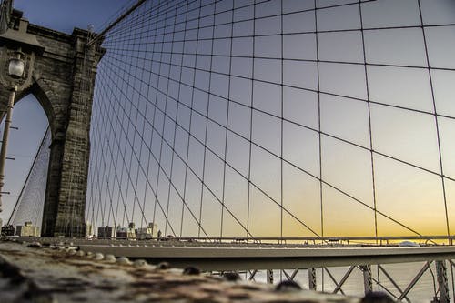 布鲁克林大桥的低角度摄影 · 免费素材图片