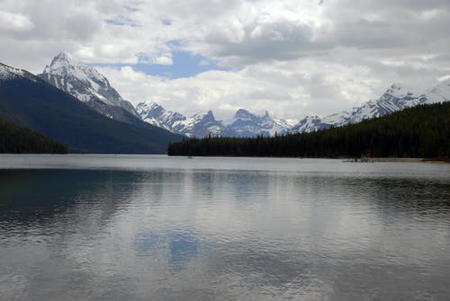 白雪皑皑的山脉的风景 · 免费素材图片