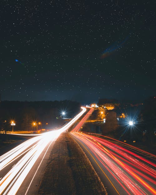 夜间路过汽车的缩时摄影 · 免费素材图片