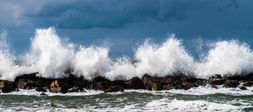 海浪拍到的照片 · 免费素材图片