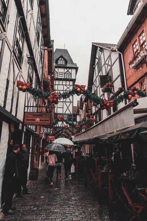 人们走过胡同的照片 · 免费素材图片