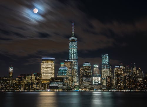 纽约市在夜间 · 免费素材图片