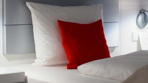 红色和白色的床枕头 · 免费素材图片