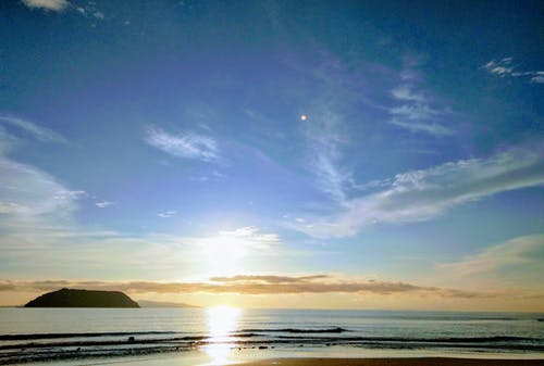 海滩与太阳的全景摄影 · 免费素材图片