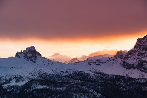 大雪覆盖的阿尔卑斯山 · 免费素材图片