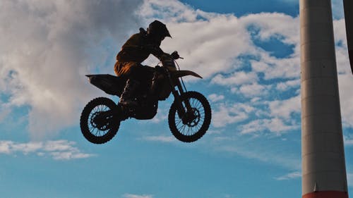 男子骑越野摩托车越野车 · 免费素材图片