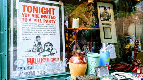 今晚在玻璃窗上的海报 · 免费素材图片