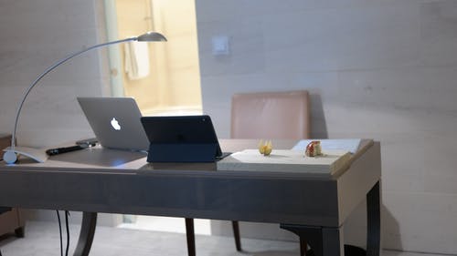 灰色桌上的银色macbook · 免费素材图片