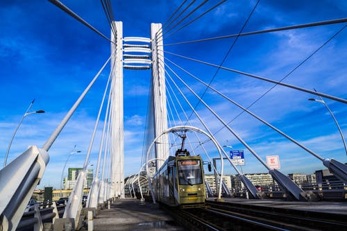 桥与火车在蓝蓝的天空下 · 免费素材图片