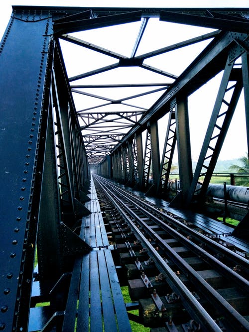 多云的天空中的火车轨道桥 · 免费素材图片