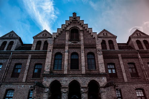 低角度摄影的砖瓦房 · 免费素材图片