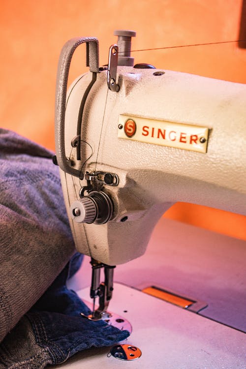 白歌手缝纫机 · 免费素材图片