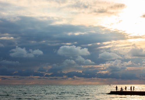 人站在海边码头上的剪影照片 · 免费素材图片