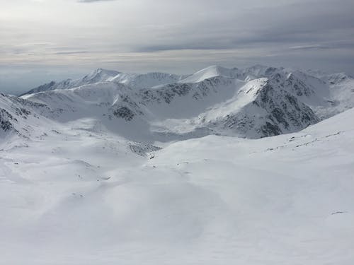 雪覆盖的山的风景摄影 · 免费素材图片