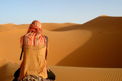 人在沙漠上骑骆驼 · 免费素材图片