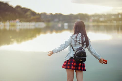 水域附近女孩的选择性聚焦摄影 · 免费素材图片