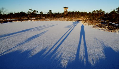 一个人在雪地上的影子的照片 · 免费素材图片