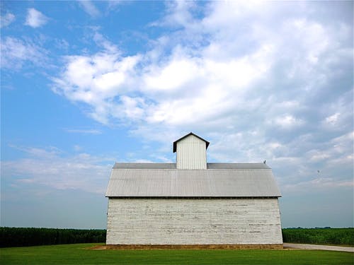 白色和灰色的混凝土房子 · 免费素材图片