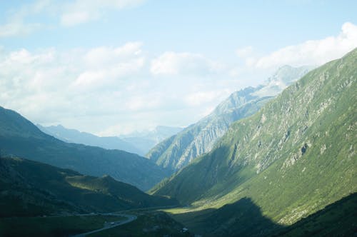 草覆盖山的航拍 · 免费素材图片