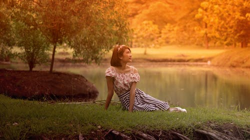 躺在草地上穿裙子的女人 · 免费素材图片