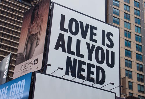 爱就是你所需要的标牌 · 免费素材图片