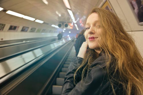 黑夹克的女人 · 免费素材图片